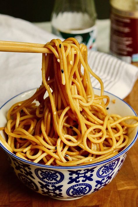 Hibachi Noodles (Japanese Steakhouse Noodles) - The Cheeky Chickpea Habatchi Noodle Recipe, Hibachi Sauce, Hibachi Noodles, Noodles Japanese, Japanese Noodle Dish, Hibachi Recipes, Teriyaki Noodles, Japanese Hibachi, Japanese Steakhouse