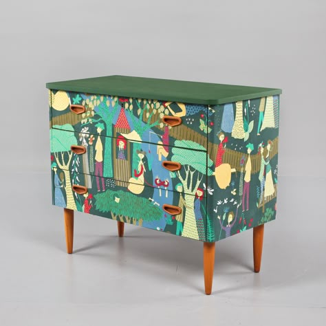 Swedish re-design. Three drawers from the 50s, green painted, upholstered in fabric "Paradise/ Lustgården" by Stig Lindberg. Redesigned Furniture, 50s Furniture, Painted Chest Of Drawers, Funky Home Decor, Upcycled Home Decor, Funky Painted Furniture, Funky Furniture, Retro Furniture, Refurbished Furniture