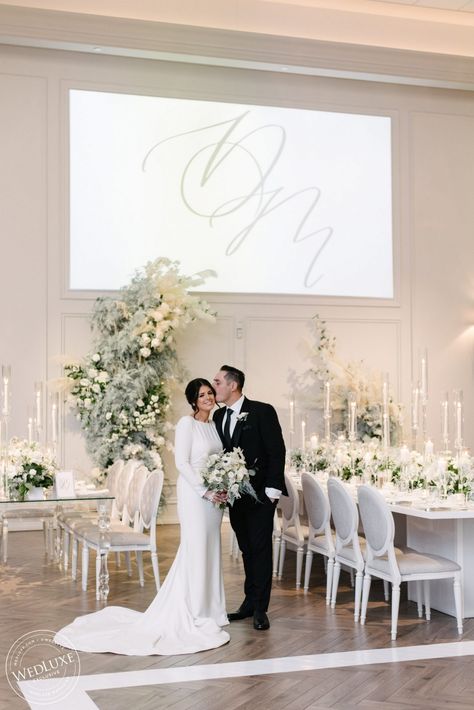 Minimalist Luxury Wedding, Winter Wedding Decorations Elegant, All White Winter Wedding, White Wedding Decor Elegant, Elegant Winter Wedding Ideas, Arlington Estate Wedding, Classy Winter Wedding, Minimalist Wedding Theme, Winter Wedding Table Decorations