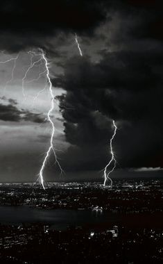 Dark Atheistic, Rain And Lightning, Lightning Photography, Look Wallpaper, Dark Black Wallpaper, نباتات منزلية, Dark Landscape, Rain Wallpapers, Black And White Picture Wall