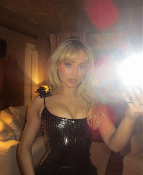 Sabrina Carpenter Selfie, Sabrina Carpenter Style, Girl Meets World, Sendai, The Mirror, Sabrina Carpenter, Pop Star, Vanity Fair, Favorite Celebrities