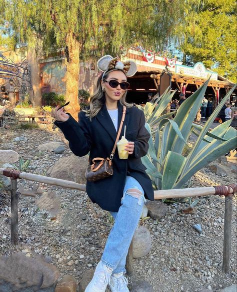 Pineapple Dole Whip, Disney Ootd, Disney Poses, Theme Park Outfits, Disneyland Castle, Disney Photo Ideas, Orlando Parks, Disney World Outfits, Dole Whip