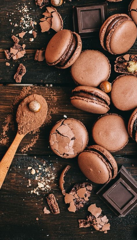 Chocolate Macaroons, Chocolate Macaron, Caramel Bits, Chocolate Biscuits, Macaron Recipe, Food Wallpaper, Salty Snacks, Chewy Cookie, Donut Recipes