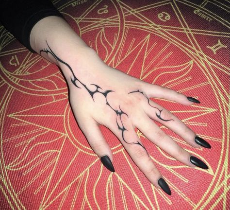 Temporary Hand Tattoo, Red And Black Finger Tattoo, Barb Wire Tattoo Ideas, Tattoo Easy Draw, Neo Tribalism Tattoo Hand, Neo Tribalism Tattoo Arm, Hand Art With Pen, Hand Tattoo Easy, Pen Tattoo Ideas Doodles On Hand Easy