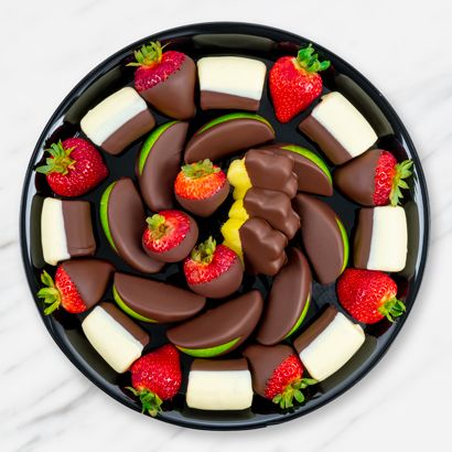 Easy, Creative Catering Near Me: Fresh Fruit Delivery & More | Edible Arrangements Fruit Edible Arrangements Diy, Easter Edible Arrangements, Homemade Edible Arrangements, Diy Edible Arrangements, Edible Arrangements Diy, Dessert Kabobs, Dipped Fruit, Chocolate Dipped Bananas, Edible Fruit Arrangements