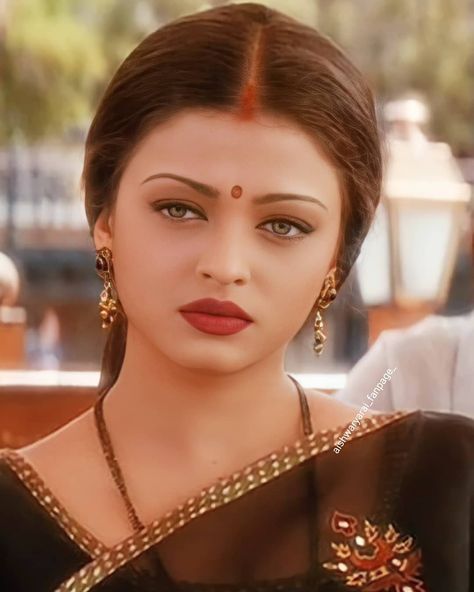 2,789 Likes, 14 Comments - Aishu ❤FanGirl (@aishwaryarai.fanpage) on Instagram: “❤️❤️❤️🥰🥰 @aishwaryaraibachchan_arb • • #aishwaryarai_arb #aishwaryarai #aishwaryarajeshhot…” Perfect Face Shape, Aishwarya Rai Makeup, Sonali Bendre, Bollywood Makeup, Indian Fits, Bollywood Images, Aishwarya Rai Photo, 90s Bollywood Aesthetic, Women Wearing Ties