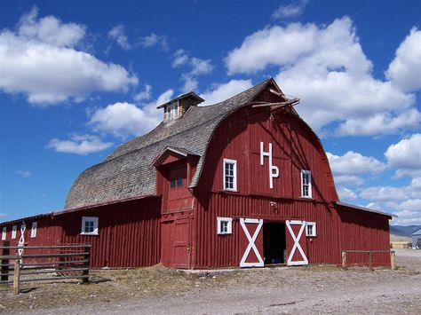 How could you not love this barn?! Big Red Barn, American Barn, Barn Pictures, Country Barns, Barns Sheds, Dream Barn, Farm Barn, Horse Barns, Red Barns