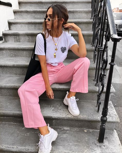 Pink cropped pants with sneakers Italian Street Style, Berlin Street Style, Pink Pants Outfit, Rihanna Street Style, Gigi Hadid Street Style, European Street Style, Kendall Jenner Street Style, Teenage Outfits, Style Casual Chic