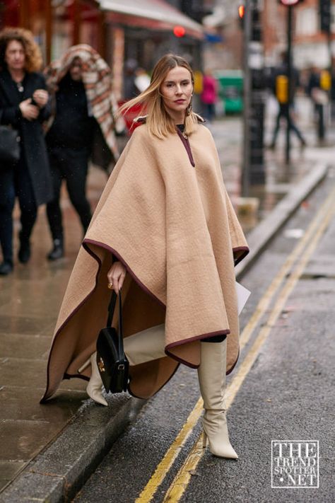 Pancho Outfit, Luxury Designer Outfits, Poncho Outfit, The Trend Spotter, Winter Mode Outfits, Cape Fashion, London Fashion Week Street Style, London Fashion Weeks, Luxury Outerwear