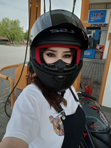 Helmet Selfie, Rp Friends, Biker Helmets, Motos Yamaha, Biker Aesthetic, Photos For Instagram, Motorcycle Women, Motorcycle Girl, Lady Biker