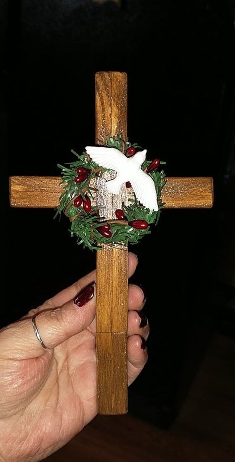 Christmas Crosses Wooden, Diy Cross Decor, Cross Crafts Diy, Wood Crosses Ideas, Christmas Crosses, Wooden Crosses Diy, Painted Crosses, Wooden Angels, Sanctuary Decor