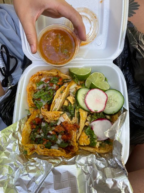 Street Tacos Aesthetic, Street Tacos Chicken, Summer Tacos, Taco Food Truck, Taco Food, Street Taco, Beach Snacks, Cali Vibes, Mexican Street Food