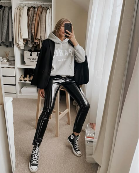 Vinyl Leggings Outfit, Patent Leather Leggings Outfit, Shiny Leggings Outfit, Latex Pants Outfit, Leggings For Winter, Patent Leather Pants, November Outfits, Patent Leather Leggings, Leggings Outfit Winter