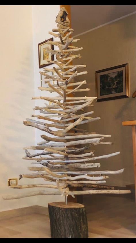 Beach Wood Christmas Tree, Wood Dowel Christmas Tree, Driftwood Christmas Tree Diy, Xmas Tree Ideas, Driftwood Christmas Decorations, Rustic Christmas Crafts, Wooden Christmas Trees Diy, Driftwood Christmas, Driftwood Christmas Tree