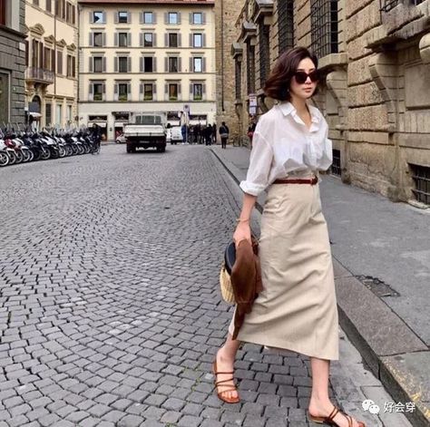 Beige Linen Midi Skirt Outfit, Old Money Women, Smart Casual Fashion, Smart Casual Dress Code, Rok Outfit, Spring Ootd, Smart Casual Dress, Elegant Dresses Classy, Classy Work Outfits