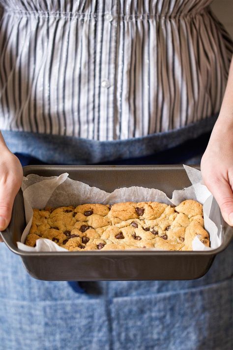 Small Batch Chocolate Chip Cookie Bars in a Loaf Pan - Homemade In The Kitchen Small Batch Chocolate Chip Cookies, Small Batch Cookies, Small Batch Baking, Bars Chocolate, Chocolate Chip Bars, Perfect Chocolate Chip Cookies, Chocolate Chip Cookie Bars, Mug Recipes, Small Desserts