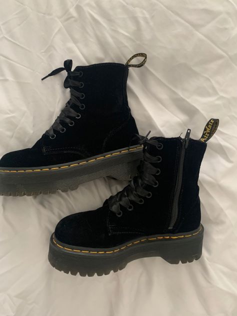 Velvet Combat Boots, Velvet Doc Martens, Fashion Black Aesthetic, Doc Martens Style, Lovely Fashion, Black Combat Boots, Fashion Black, Winter Clothes, Doc Martens