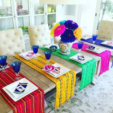 Centros de mesa Boda Mexicana + Arreglos florales y decoración Mexican Themed Party, Fiesta Decor, Fiesta Party Supplies, Mexican Birthday Parties, Mexican Table Runner, Pink Tablecloth, Mexican Fabric, Mexican Table, Mexican Fiesta Party