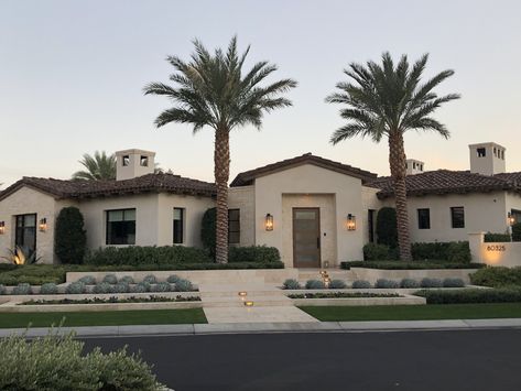 Mediterranean House Exterior Bloxburg, Meditterean House Bloxburg, La Homes Exterior, One Story Mansion, California House Exterior, California Homes Exterior, La Houses Exterior, California Houses, Suburban House California