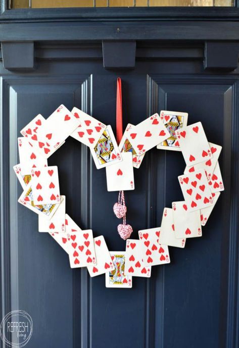 Flat Wreaths For Front Door, February Decorations, Old Playing Cards, Playing Card Crafts, Valentines Wreaths, Saint Valentin Diy, Diy Valentines Day Wreath, Valentine Wreath Diy, Valentines Bricolage