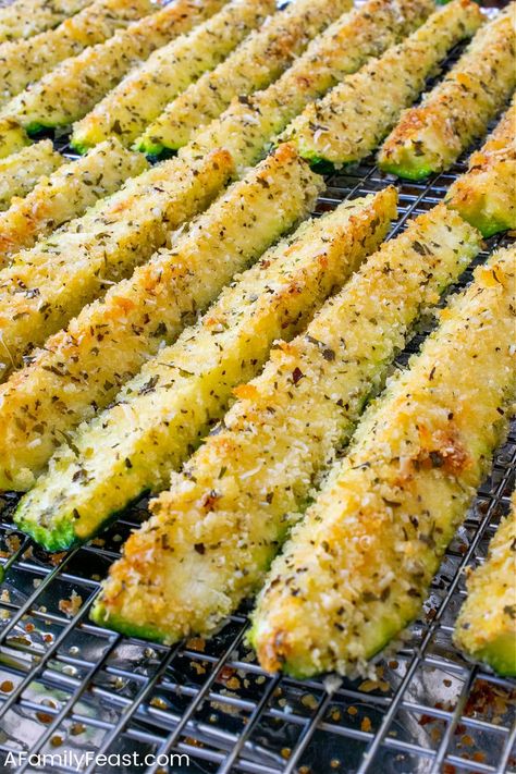 Zucchini Wedges, Parmesan Crusted Zucchini, Zucchini Side Dishes, Easy Zucchini Recipes, Fresh Zucchini, Bake Zucchini, Roasted Vegetable Recipes, Easy Zucchini, Parmesan Crusted