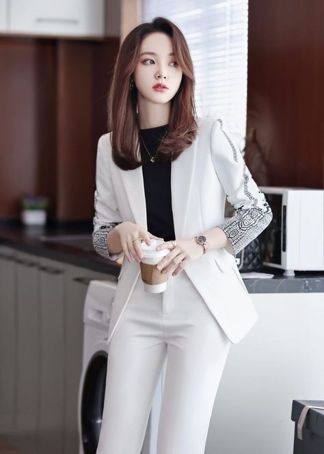 Classy Business Outfits, Business Outfits Women, Red Carpet Ready, Trendy Dress Outfits, Woman Suit Fashion, Classy Work Outfits, Fashionista Clothes, Stylish Work Outfits, Dresses 2024