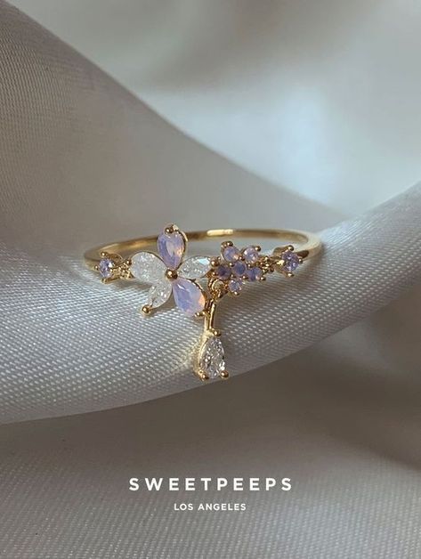 Rings Engagement Flower, Rings That Dont Tarnish, Rose Gold Aesthetic Jewelry, Purple Flower Ring, Julery Aesthetic, Cute Rings For Teens, Cute Promise Rings Girlfriends, Cute Rings Gold, Cottagecore Rings