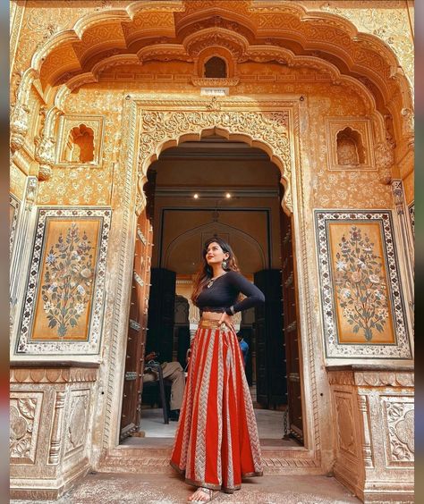 Kolkata Outfits Travel, Dresses To Wear In Rajasthan Trip, Jaipur Clothes, Outfits For Rajasthan Trip, Udaipur Photoshoot, Rajasthan Photoshoot, Banaras Trip, Rajasthan Outfit, Jaipur Outfits