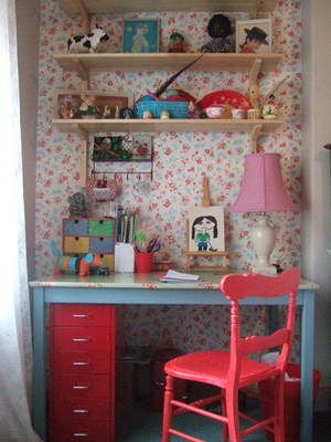 Cute wee desk area Girl Desk, Kids' Desk, Big Girl Rooms, A Desk, Space Crafts, Kid Spaces, Childrens Bedrooms, Kids' Room, Sewing Room