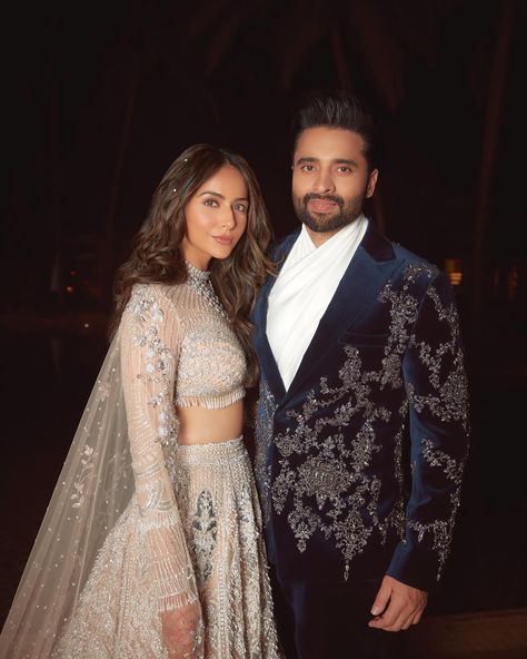 Bollywood Actress @rakulpreet and @jackkybhagnani rocking the Stage on Fire with their Splendid Dance Performances at their Sangeet Ceremony in Goa.. ♥️😊 Outfit - @falgunishanepeacockindia @falgunipeacock @shanepeacock Photography - @storiesbyjosephradhik @josephradhik Mehndi - @halimakhannizami Venue - @itcgrandgoa Follow 👉 @TheFabApp for more updates.. ✔️ . . . . . #indianbride #indianwedding #rakulpreet #rakulpreetsingh #jackkybhagnani #rakulpreethsingh #lovegoals #engaged #mehandid... Bollywood Engagement Outfits, Bollywood Actress Wedding Look, Sangeet Outfit Ideas For Groom, Sangeet Outfit Bride And Groom, Reception Look For Bride And Groom, Sangeet Couple Outfits, Sangeet Groom Outfit, Sangeet Bride Outfit, Bollywood Wedding Outfit