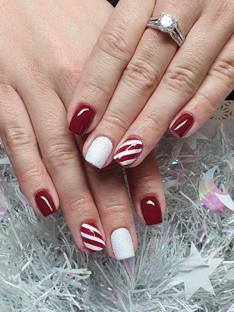 Nails Natale, Nail Design 2023, Nail Polish Art Designs, Metallic Nails Design, Candy Cane Nails, Metallic Nail, Christmas Gel Nails, Classy Christmas, Christmas Nail Art Designs