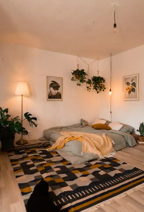 Floor On Bed Aesthetic, Shikifuton Minimalist Bedroom, Floor Bedding Room Decor, Bed In Middle Of Room Ideas Aesthetic, Floor Beds Aesthetic, Bed In Floor, Minimal Colorful Bedroom, Mattress On Floor Bedroom, Bed Without Frame On Floor