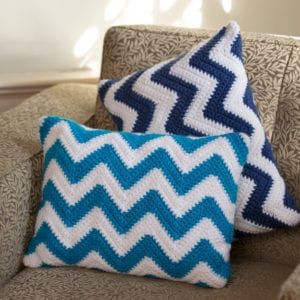 6 Crochet Everybody Wave Patterns Punto Zig Zag Crochet, Uncinetto Zig Zag, Crocheted Pillows, Crochet Chevron, Chevron Crochet, Chevron Pillows, Confection Au Crochet, Crochet Pillow Pattern, Easy Crochet Patterns Free