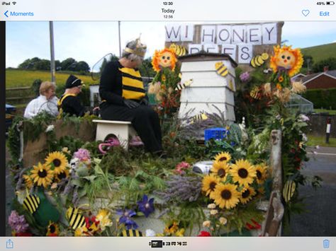 Ideas for float Carnival Floats, Gala Ideas, Parade Float, Cargo Bike, Bee Hive, Memorial Day, Float, Carnival, Bee