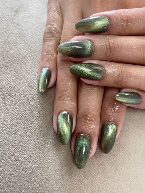 Green Nails Magnetic, Chrome Green Nails Designs, Magnet Chrome Nails, Metallic Olive Green Nails, Magnetic Sparkle Nails, Olive Nails Almond, Metallic Cat Eye Nails, Cateyes Nails Green, Olive Cat Eye Nails