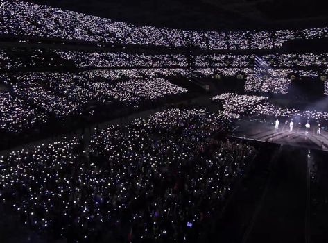 Concert Crowd, Bts Official Light Stick, Stadium Lighting, Paper Magazine, Twitter Bts, Concert Stage, Concert Aesthetic, Army Wallpaper, Wembley Stadium