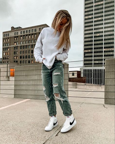 What To Wear With Blazers Mid 77, Nike Blazers And Jeans Outfit, Jeans High Tops Outfit, Nike Blazer Fall Outfit, Outfits To Go With Nike Blazers, Outfits For Spring Aesthetic, Cute Outfits 60 Degree Weather, Jeans And Nike Blazer Outfit, Nike Mid Top Sneakers Outfit