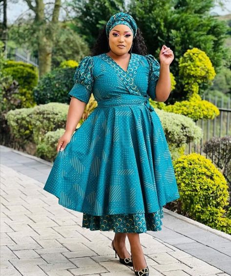 Phinifa Designs Latest, Amaphinifa Dress, Phinifa Designs, New Traditional Dress Design, Isishweshwe Dresses, Makoti Dresses African Women, Xhosa Makoti Outfits, Makoti Outfits, Makoti Attire