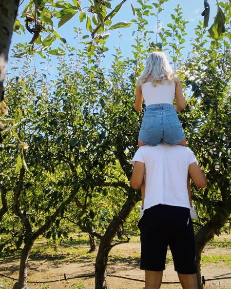 Fall dates Apple Picking Couple Pictures, Apple Picking Couple, Apple Picking Aesthetic, Soft Launch Boyfriend, Date Ideas Fall, Fall Boyfriend, Apple Picking Fall, Fall Date Ideas, Fall Couple Pictures