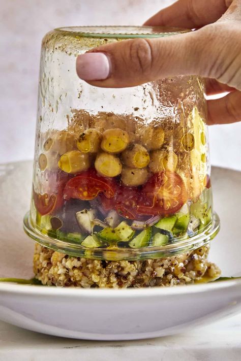 Mediterranean Quinoa Salad in a Jar Greek Jar Salad, Quinoa Salad In A Jar, Sushi In A Jar, Quinoa Mason Jar Recipes, Spinach Salad In A Jar, Meal Prep Salads In A Jar, Jar Fruit Salad, Weekly Salad Prep, Meal Prep Jar Salads