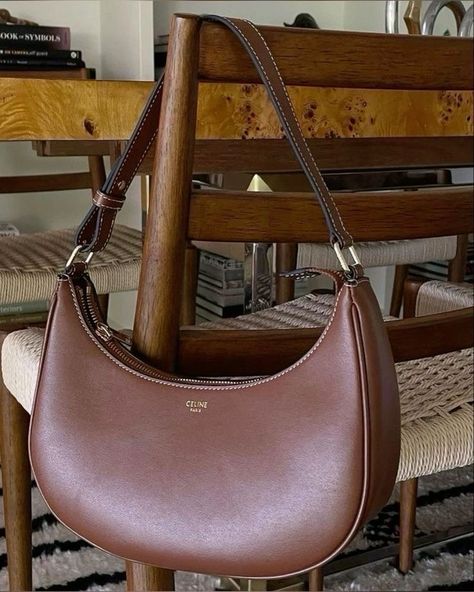 Brown Handbag Aesthetic, Brown Clutch Bag, Brown Purse Aesthetic, Brown Bag Aesthetic, Thrifted Bags, Winter Purse, Handbag Aesthetic, Small Purses And Handbags, Purse Aesthetic