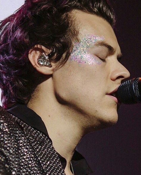 Concert Makeup, Ginnifer Goodwin, Harry Styles Concert, Glitter Wall, Harry Styles Cute, Male Makeup, Glitter Party, Harry Styles Wallpaper, Harry Styles Pictures