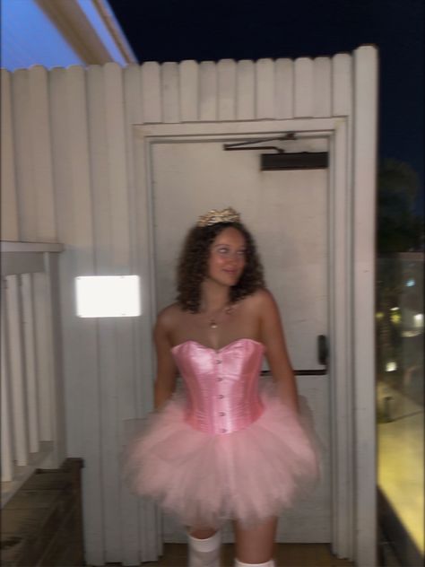 Halloween costumes / Halloween outfits / ballet aesthetic / Halloween outfit ideas / ballet core Pink Tutu Costume, Ballet Barbie Costume, Pinkalicious Halloween Costume, Ballerina Costume Aesthetic, Ballerina Barbie Costume, Pink Tutu Halloween Costume Ideas, Ballet Costumes Halloween, Pink Costume Ideas, Ballet Halloween Costumes