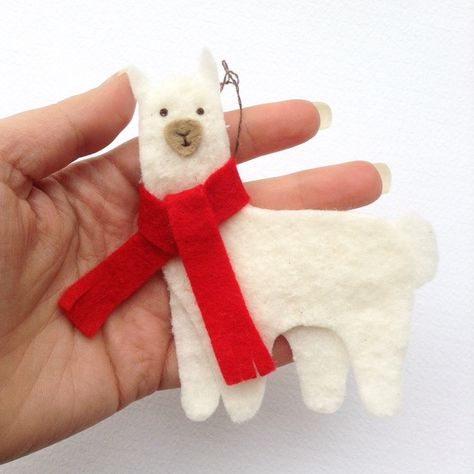 easy project // last-minute gift llama or alpaca ornament Llama Ornament, Homemade Ornament, Animal Decorations, Felt Ornaments Diy, Diy Felt Christmas Ornaments, Llama Christmas, Felt Ornaments Patterns, Rustic Christmas Ornaments, Diy Christmas Ornaments Easy