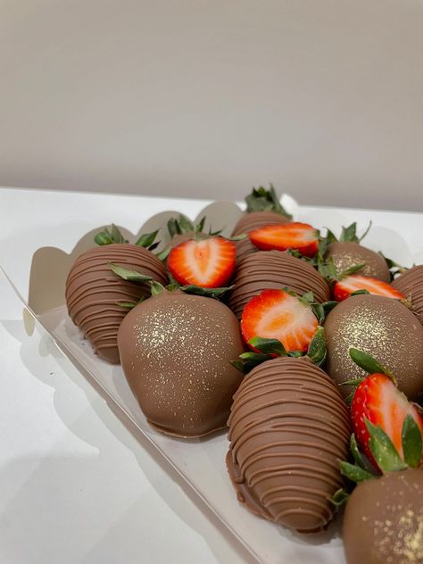 Choc Strawberries, Choco Biscuit, Valentines Brunch, Chocolate Covered Strawberry, Chocolate Covered Treats, S Aesthetic, Chocolate Strawberry, Food Goals, Covered Strawberries