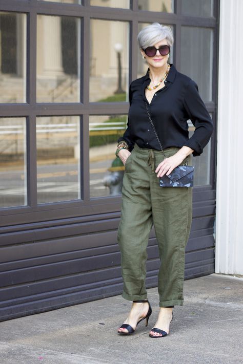 The black on top is great. Keep this color of green as an accent color away from the face on the bottom just as pictured  here. Mode Over 50, Style At A Certain Age, Linen Drawstring Pants, Over 60 Fashion, 60 Fashion, Over 50 Womens Fashion, Green Pants, Fashion Over 40, 가을 패션