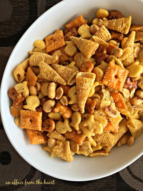 Touchdown Snack, Christmas Snack Mix, Fall Snack Mixes, Easy Snack Mix, Party Mix Recipe, Homemade Chex Mix, Tailgate Snacks, Thanksgiving Snacks, Trail Mix Recipes