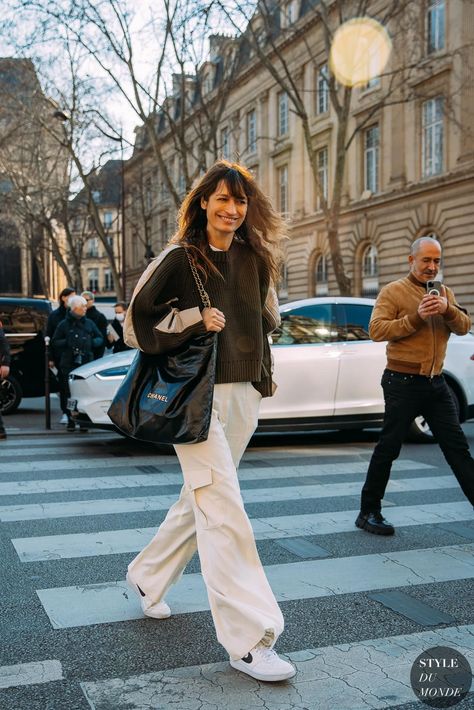 Paris Street Style Winter, Parisian Style Winter, Fashion Outfits Spring, Paris Fall Fashion, Chanel Street Style, 2022 Street Style, Fw 2022, Fashion Outfits Casual, Style Parisienne