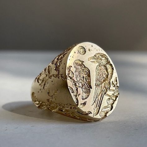 Raven Ring For Men, Vintage Men’s Jewelry, Gold Jewelry Aesthetic Men, Vintage Ring Men, Golden Rings For Men, Mens Jewelry Aesthetic, Men Rings Gold, Vintage Mens Rings, Castro Smith