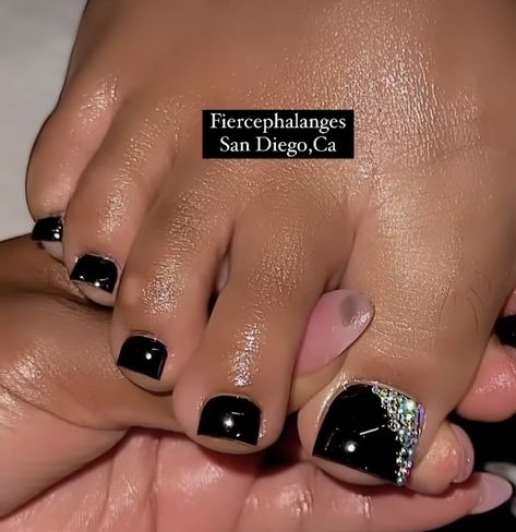 Prom Pedicure Toes, Black Toenail Designs With Rhinestones, Black Toe Nails With Rhinestones, Black And Gold Toe Nail Designs, Black Toe Designs, Black Toes Pedicure, Toe Nail Rhinestone Designs, Cute Short Nail Sets Black, Black And Silver Toes